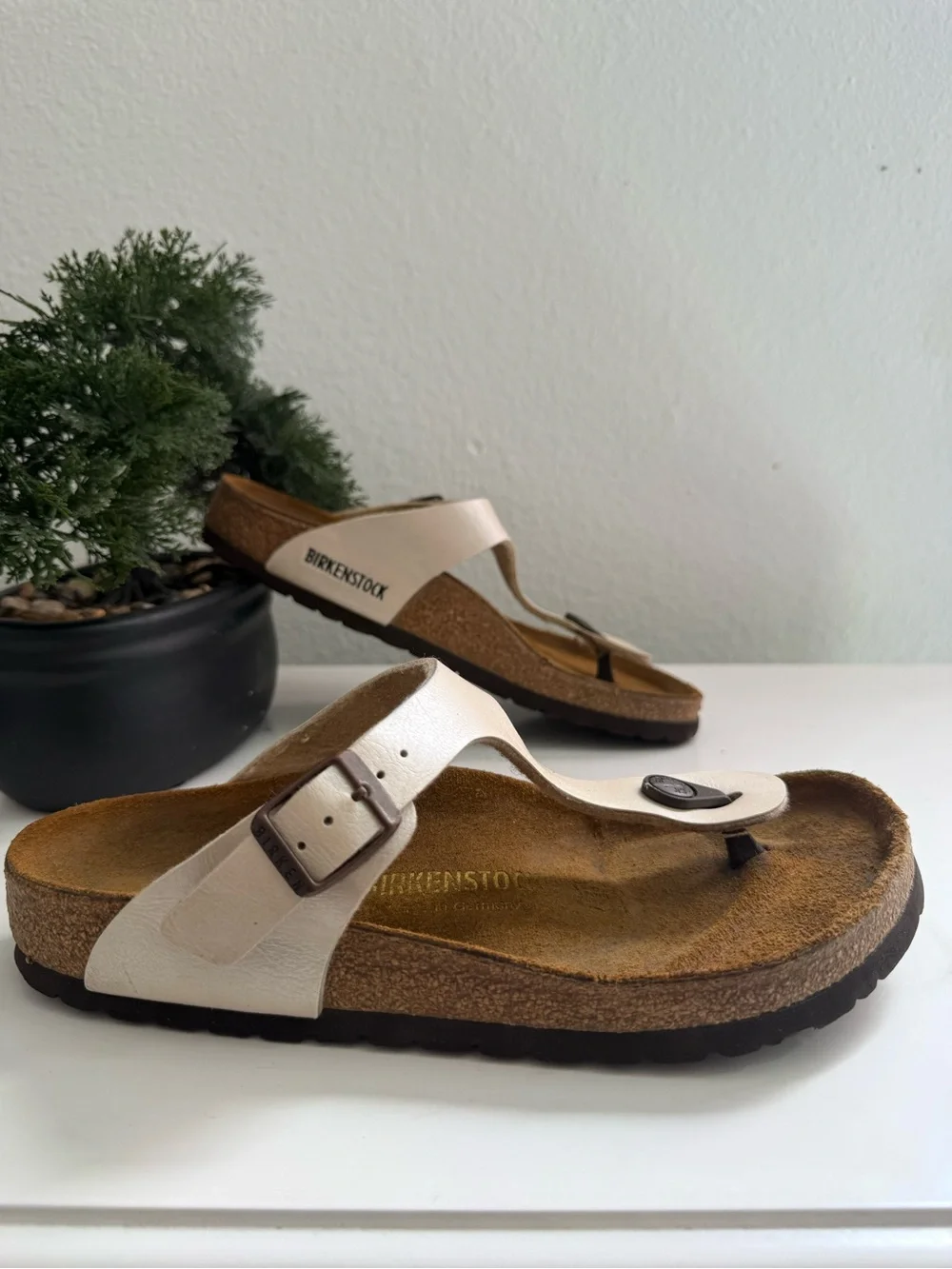 Birkenstock Gizeh women size 7 sandals White T-Strip Toe Post Sandals